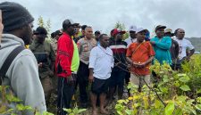 Bupati Deiyai, Melkianus Mote, ST, bersama Wakil Bupati Ayub Pigome dan sejumlah kepala OPD saat meninjau lokasi peluapan air di Kampung Deemaago, Kamis (22/8/2025).