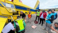 Bupati Paniai, Yampit Nawipa, saat meninjau langsung pasokan BBM yang baru tiba di Bandara Deiyai. Sabtu, 23 Agustus 2025.