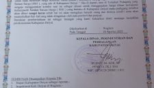 Surat edaran larangan menaikkan harga kebutuhan pokok yang dikeluarkan Kepala Dinas Perindag Kabupaten Deiyai, Burno Mote Adii, SE, kini terpampang di seluruh toko dan kios.