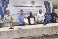 “Bupati Deiyai Melkianus Mote bersama jajaran Direksi Bank Papua usai penandatanganan perjanjian kerja sama strategis di Kantor Pusat Bank Papua, Jumat (29/8/2025).”
