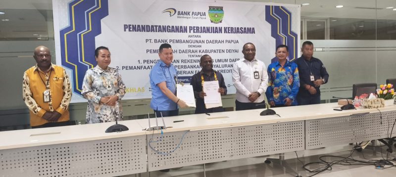 “Bupati Deiyai Melkianus Mote bersama jajaran Direksi Bank Papua usai penandatanganan perjanjian kerja sama strategis di Kantor Pusat Bank Papua, Jumat (29/8/2025).”
