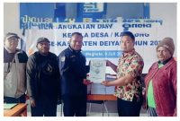Kepala DPMK Kabupaten Deiyai, Dr. Ferdinand Pakage (tengah), menyerahkan dokumen LPJ Kepala Kampung kepada perwakilan Inspektorat Kabupaten Deiyai di Kantor DPMK, Jumat (1/8/2025), sebagai bentuk komitmen terhadap transparansi pengelolaan Dana Kampung.