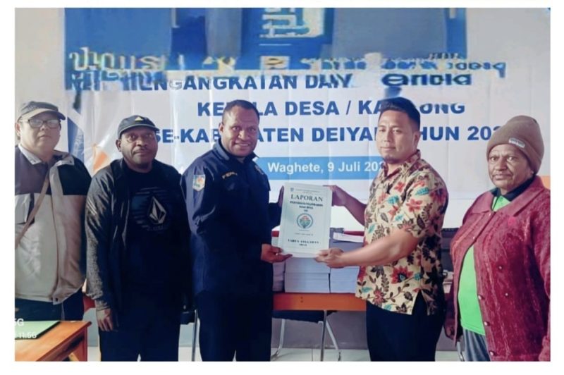 Kepala DPMK Kabupaten Deiyai, Dr. Ferdinand Pakage (tengah), menyerahkan dokumen LPJ Kepala Kampung kepada perwakilan Inspektorat Kabupaten Deiyai di Kantor DPMK, Jumat (1/8/2025), sebagai bentuk komitmen terhadap transparansi pengelolaan Dana Kampung.