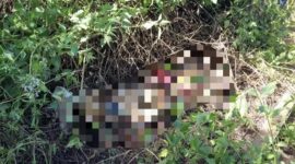 Petugas kepolisian mengevakuasi jenazah bocah perempuan yang ditemukan di pesisir Pantai PLTMG Kalibobo, Nabire, Papua Tengah, Sabtu (2/8/2025).