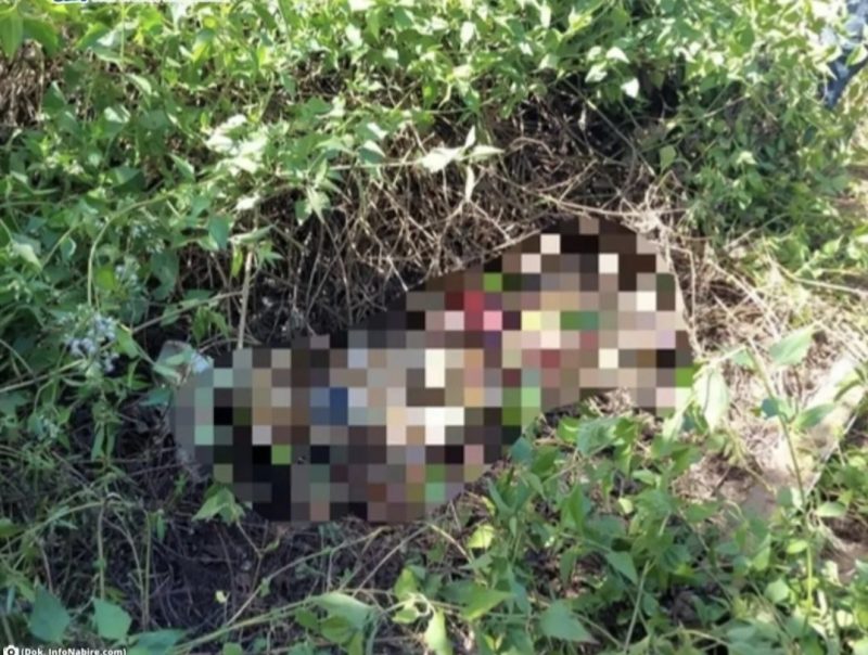 Petugas kepolisian mengevakuasi jenazah bocah perempuan yang ditemukan di pesisir Pantai PLTMG Kalibobo, Nabire, Papua Tengah, Sabtu (2/8/2025).