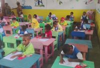 Anak-anak TK se-Kabupaten Deiyai antusias mengikuti lomba mewarnai dan makan kerupuk dalam rangka HUT RI ke-80 di TK Komugai Wagehete II, Senin (4/8/2025). Foto: Sinar Bemo