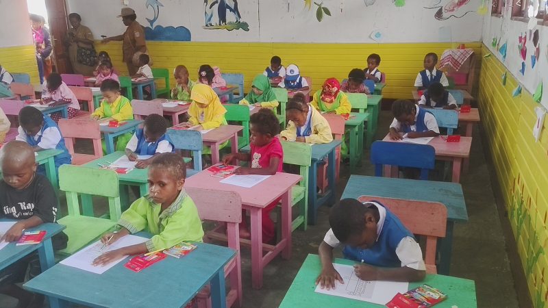 Anak-anak TK se-Kabupaten Deiyai antusias mengikuti lomba mewarnai dan makan kerupuk dalam rangka HUT RI ke-80 di TK Komugai Wagehete II, Senin (4/8/2025). Foto: Sinar Bemo