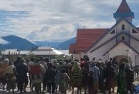 Warga Bomou saat menyerahkan sumbangan sukarela untuk peresmian Gereja Kingmi Kalvari Bomou II. Kebersamaan dan gotong royong menjadi semangat utama dalam mendukung pembangunan gereja.
