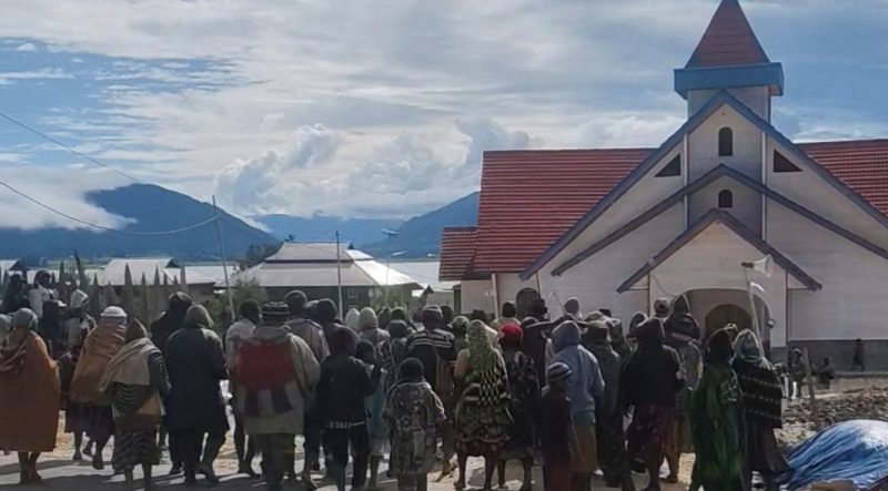 Warga Bomou saat menyerahkan sumbangan sukarela untuk peresmian Gereja Kingmi Kalvari Bomou II. Kebersamaan dan gotong royong menjadi semangat utama dalam mendukung pembangunan gereja.
