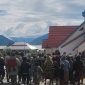 Warga Bomou saat menyerahkan sumbangan sukarela untuk peresmian Gereja Kingmi Kalvari Bomou II. Kebersamaan dan gotong royong menjadi semangat utama dalam mendukung pembangunan gereja.
