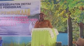 Wakil Bupati Deiyai, Ayub Pigome, saat memberikan sambutan dalam pembukaan lomba peminatan bakat dan olimpiade sains tingkat SD dan SMP se-Kabupaten Deiyai, Selasa (5/8/2025) di Aula SMP Negeri 1 Deiyai.