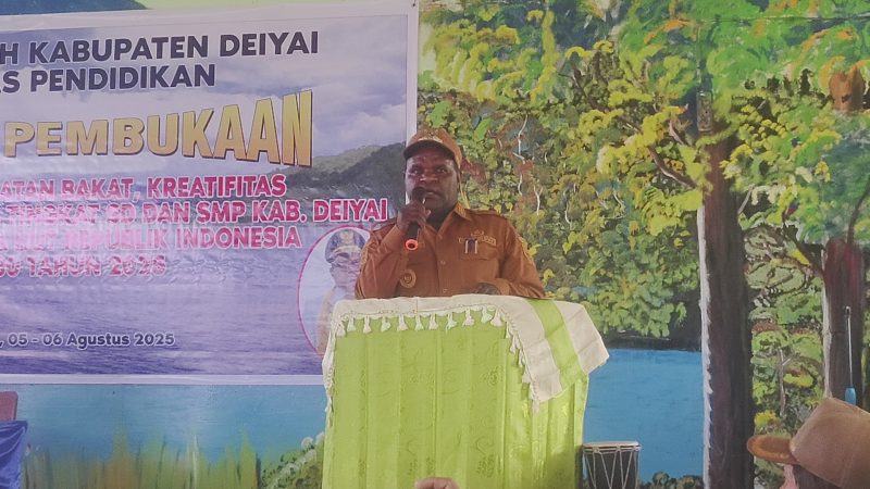Wakil Bupati Deiyai, Ayub Pigome, saat memberikan sambutan dalam pembukaan lomba peminatan bakat dan olimpiade sains tingkat SD dan SMP se-Kabupaten Deiyai, Selasa (5/8/2025) di Aula SMP Negeri 1 Deiyai.