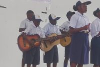 Seorang siswa SMP YPPGI Tenedagi tampil memukau dengan permainan gitar melodi saat mengiringi grupnya dalam Lomba Vokal Grup di Aula BPKSDM Kabupaten Deiyai, 5 Agustus 2025.
