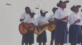 Seorang siswa SMP YPPGI Tenedagi tampil memukau dengan permainan gitar melodi saat mengiringi grupnya dalam Lomba Vokal Grup di Aula BPKSDM Kabupaten Deiyai, 5 Agustus 2025.
