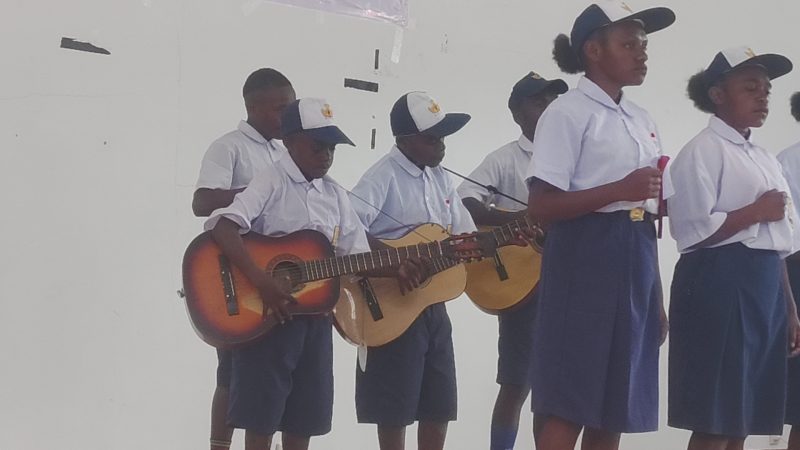 Seorang siswa SMP YPPGI Tenedagi tampil memukau dengan permainan gitar melodi saat mengiringi grupnya dalam Lomba Vokal Grup di Aula BPKSDM Kabupaten Deiyai, 5 Agustus 2025.
