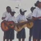 Seorang siswa SMP YPPGI Tenedagi tampil memukau dengan permainan gitar melodi saat mengiringi grupnya dalam Lomba Vokal Grup di Aula BPKSDM Kabupaten Deiyai, 5 Agustus 2025.
