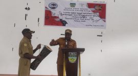 Wakil Bupati Deiyai, Ayub Pigome, secara resmi membuka Lomba Vokal Grup dan Sanggar Seni tingkat SMP, SMA/SMK se-Kabupaten Deiyai dalam rangka HUT RI ke-80, Selasa (5/8/2025), di Aula SMP Negeri 1 Deiyai. (Foto: Dok. SINAR BEMO)