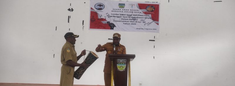 Wakil Bupati Deiyai, Ayub Pigome, secara resmi membuka Lomba Vokal Grup dan Sanggar Seni tingkat SMP, SMA/SMK se-Kabupaten Deiyai dalam rangka HUT RI ke-80, Selasa (5/8/2025), di Aula SMP Negeri 1 Deiyai. (Foto: Dok. SINAR BEMO)