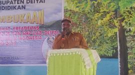 Wakil Bupati Deiyai, Ayub Pigome, saat memberikan sambutan dalam pembukaan lomba peminatan bakat dan olimpiade sains tingkat SD dan SMP se-Kabupaten Deiyai, Selasa (5/8/2025) di Aula SMP Negeri 1 Deiyai.