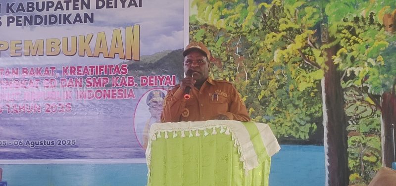 Wakil Bupati Deiyai, Ayub Pigome, saat memberikan sambutan dalam pembukaan lomba peminatan bakat dan olimpiade sains tingkat SD dan SMP se-Kabupaten Deiyai, Selasa (5/8/2025) di Aula SMP Negeri 1 Deiyai.