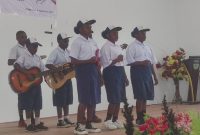 Siswa SMP YPPGI Tenedagi saat memainkan gitar melodi dalam lomba vokal grup tingkat SMP dan SMA/SMK Kabupaten Deiyai, 5 Agustus 2025. Aksinya memukau penonton dan juri berkat teknik bermain yang halus dan penuh karakter.
