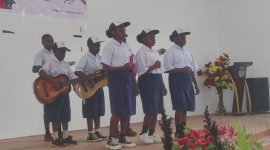 Siswa SMP YPPGI Tenedagi saat memainkan gitar melodi dalam lomba vokal grup tingkat SMP dan SMA/SMK Kabupaten Deiyai, 5 Agustus 2025. Aksinya memukau penonton dan juri berkat teknik bermain yang halus dan penuh karakter.