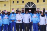 Plt. Kepala Dinas Kominfo Deiyai, Oktopianus Mote, bersama staf siap mengikuti gerak jalan HUT RI ke-80 di Wagete, Jumat (8/8/2025