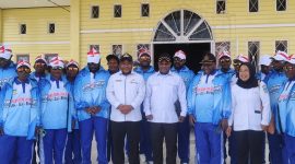 Plt. Kepala Dinas Kominfo Deiyai, Oktopianus Mote, bersama staf siap mengikuti gerak jalan HUT RI ke-80 di Wagete, Jumat (8/8/2025