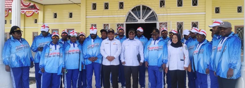 Plt. Kepala Dinas Kominfo Deiyai, Oktopianus Mote, bersama staf siap mengikuti gerak jalan HUT RI ke-80 di Wagete, Jumat (8/8/2025