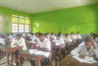 Calon mahasiswa STIKES Papua Sehat Nabire saat mengikuti tes tertulis dan wawancara sebagai bagian dari proses seleksi penerimaan mahasiswa baru, Rabu (7/8/2025).