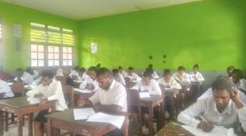 Calon mahasiswa STIKES Papua Sehat Nabire saat mengikuti tes tertulis dan wawancara sebagai bagian dari proses seleksi penerimaan mahasiswa baru, Rabu (7/8/2025).