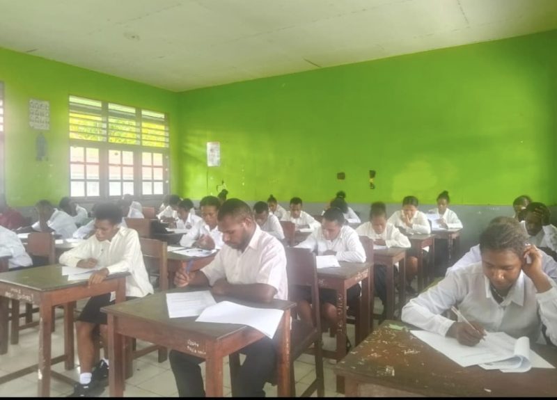 Calon mahasiswa STIKES Papua Sehat Nabire saat mengikuti tes tertulis dan wawancara sebagai bagian dari proses seleksi penerimaan mahasiswa baru, Rabu (7/8/2025).