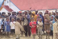 Warga dari tujuh kampung di Bomou bersama jemaat gereja dan tamu dari kampung tetangga mengikuti kegiatan Ebamukai di halaman Gereja Kingmi Kalvari Bomou II, sebagai bentuk dukungan terhadap pembangunan dan peresmian gedung gereja, 7 Agustus 2025.