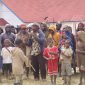 Warga dari tujuh kampung di Bomou bersama jemaat gereja dan tamu dari kampung tetangga mengikuti kegiatan Ebamukai di halaman Gereja Kingmi Kalvari Bomou II, sebagai bentuk dukungan terhadap pembangunan dan peresmian gedung gereja, 7 Agustus 2025.