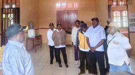 Wakil Bupati Deiyai Ayub Pigome saat memberikan arahan kepada ASN dan tenaga honorer di salah satu OPD, Selasa (12/8/2025).
