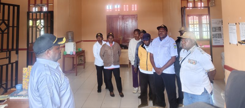 Wakil Bupati Deiyai Ayub Pigome saat memberikan arahan kepada ASN dan tenaga honorer di salah satu OPD, Selasa (12/8/2025).
