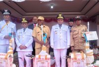 Foto bersama usai penyerahan hadiah oleh Bupati dan wakil bupati kepada pemenang lomba kebersihan kampung di halaman kantor Bupati Deiyai, Minggu, 17 Agustus 2025