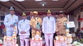 Foto bersama usai penyerahan hadiah oleh Bupati dan wakil bupati kepada pemenang lomba kebersihan kampung di halaman kantor Bupati Deiyai, Minggu, 17 Agustus 2025