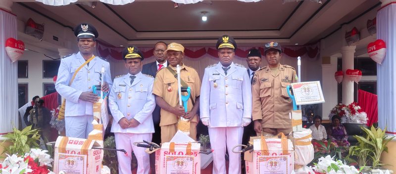 Foto bersama usai penyerahan hadiah oleh Bupati dan wakil bupati kepada pemenang lomba kebersihan kampung di halaman kantor Bupati Deiyai, Minggu, 17 Agustus 2025