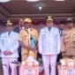 Foto bersama usai penyerahan hadiah oleh Bupati dan wakil bupati kepada pemenang lomba kebersihan kampung di halaman kantor Bupati Deiyai, Minggu, 17 Agustus 2025