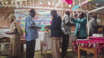 Suasana ibadah syukur HUT ke-6 Gereja Kemah Injil Kingmi Klasis Tigi Pos PI Anugerah Oneibo, 21 Agustus 2025.
