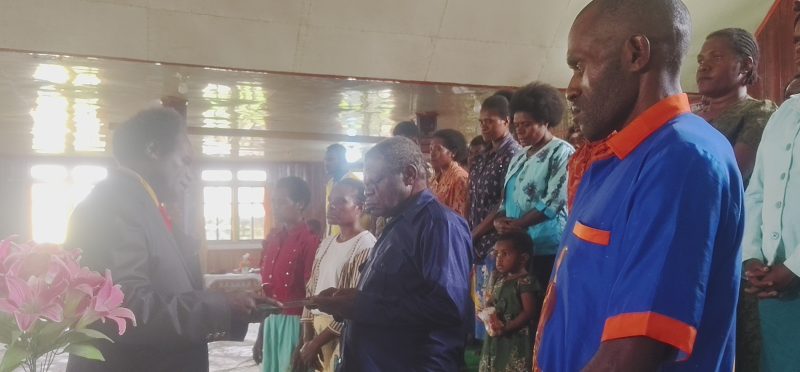 “Pdt. Albert Pekei, S.Th saat melantik Panitia Natal & HUT Jemaat Bethani Bomou I serta Panitia Natal Komisi Sekolah Minggu, Minggu (31/8/2025).”