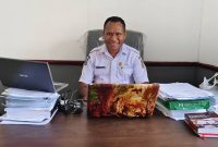 Plt. Dinas Pemberdayaan Masyarakat Kampung Dr. Ferdinant Pakage, MM., MAP di ruang kerjanya. 