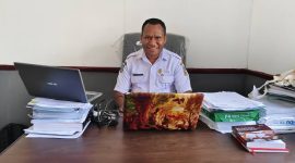 Plt. Dinas Pemberdayaan Masyarakat Kampung Dr. Ferdinant Pakage, MM., MAP di ruang kerjanya. 