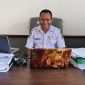 Plt. Dinas Pemberdayaan Masyarakat Kampung Dr. Ferdinant Pakage, MM., MAP di ruang kerjanya. 