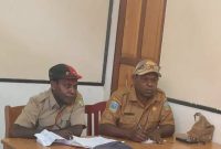 Mikael Mote plt. Kepala dinas Dukcapil kabupaten Deiyai dan staff di ruang kerjanya. 