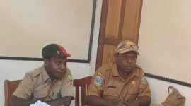 Mikael Mote plt. Kepala dinas Dukcapil kabupaten Deiyai dan staff di ruang kerjanya. 