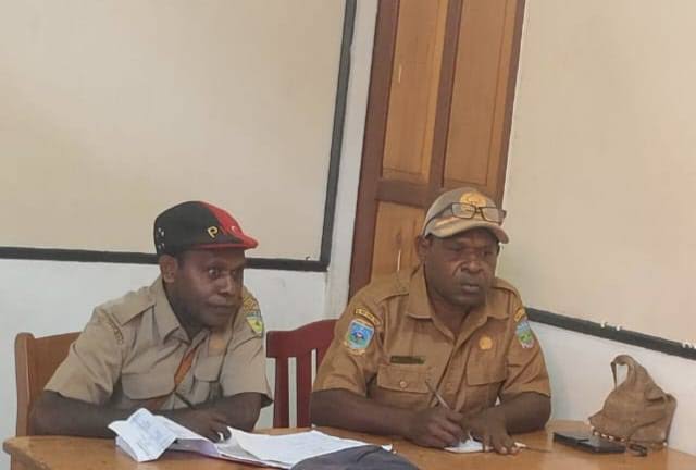 Mikael Mote plt. Kepala dinas Dukcapil kabupaten Deiyai dan staff di ruang kerjanya. 