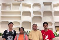 Yolanda Asmuruf sekretaris dekranasda Deiyai bersama perwakilan Festival Tifa di Timika Papua Tengah. 