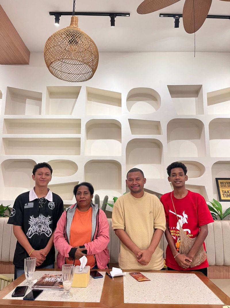 Yolanda Asmuruf sekretaris dekranasda Deiyai bersama perwakilan Festival Tifa di Timika Papua Tengah. 